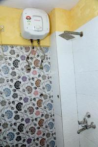 Phòng tắm tại Bunk Hostel Delhi Best Backpacking Accommodation