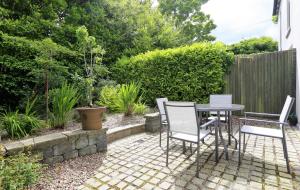 een patio met een tafel en stoelen en een hek bij Period Character with Modern Comforts In Monkstown in Blackrock