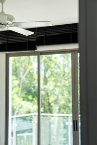 una finestra in una camera con ventilatore a soffitto di 4bdr villa in Laguna Big garden and pool a Phuket