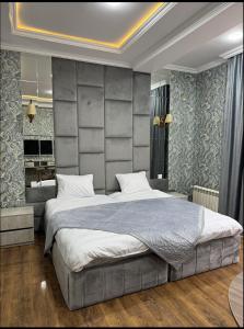 um quarto com uma cama grande num quarto em Buta Hotel Berde 
