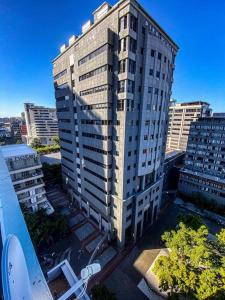 an overhead view of a tall building in a city at Spacious 2-bed unit no-powercuts in Cape Town