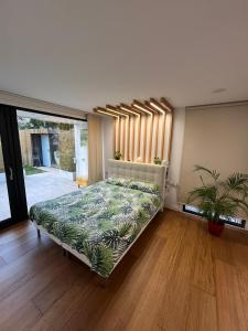 1 dormitorio con 1 cama en una habitación con ventanas en Passivhaus con jardín en La Rioja en Entrena