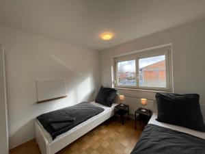 um quarto com 2 camas e uma janela em Worker Apartments near Ulm bis zu 11 Betten em Dornstadt