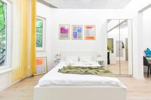 Ένα ή περισσότερα κρεβάτια σε δωμάτιο στο Stunning Duplex Condo In City Center For 2 Couples