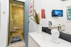 Ένα μπάνιο στο Duplex Condo Prime Location 2bth 2 Studios