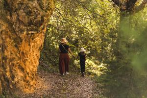 Quelques personnes marchent sur un sentier dans l'établissement Quinta Raposeiros, à Santo Isidoro