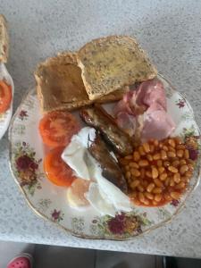 een bord eten met eieren spekbonen en toast bij Twenty in Lincolnshire