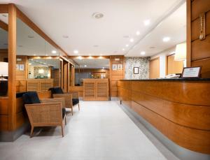 a salon with chairs and a reception desk at Hotel Mi Casa in Sabiñánigo