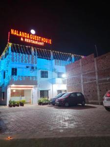 un edificio con un cartello che legge la pensione e il ristorante malawi di GRG Nalanda Guest House a Nalanda