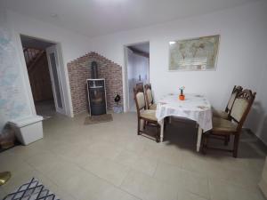 comedor con mesa, sillas y chimenea en Ferienwohnung Matersen, 