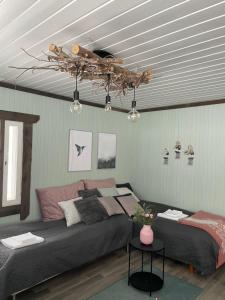 een slaapkamer met een groot bed en een tafel bij Beautiful rural experience with reindeer in Tervola