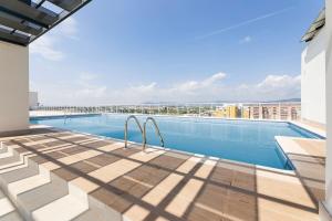 une piscine sur le toit d'un bâtiment dans l'établissement Apartamentos en Canet al mar, junto playa y con piscina, à Canet d'En Berenguer