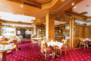 jadalnia z drewnianymi stołami i krzesłami w obiekcie Hotel Bären w mieście Bernkastel-Kues
