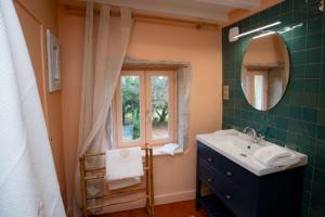 baño con lavabo y ventana en gîte ou chambres d'hôtes au château de Montclair, en Pommiers