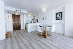 - une cuisine et une salle à manger avec une table et des chaises dans l'établissement Apartamento balcón del Mar, à Almería