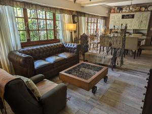 a living room with a couch and a table at Citizen Kane Lodge - Hospedaje Gourmet in San Carlos de Bariloche