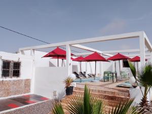 Riad & Restaurant Ocean Beach Douira的阳台或露台