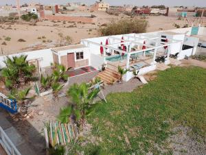 Riad Ocean Beach Douira في أغادير: اطلالة جوية على منزل على الشاطئ