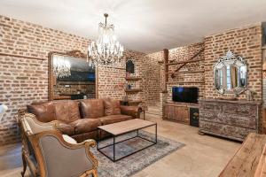 sala de estar con sofá y TV en Knightsbridge 2BR Mews House, en Londres