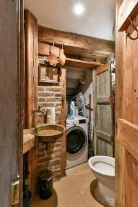 y baño con lavabo y lavadora. en Knightsbridge 2BR Mews House, en Londres