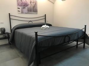 Una cama con dos toallas encima. en Glicine Apartment, en Costermano