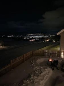 eine Lampe, die nachts auf einer Terrasse sitzt in der Unterkunft Hus i landlige omgivelser nær Granåsen skianlegg in Trondheim