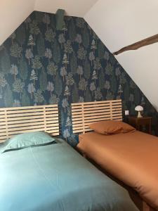 um quarto com 2 camas e uma parede em La Chaine em Saint-Jean-du-Bois