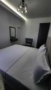 Een bed of bedden in een kamer bij APARTMENT SILVER HOUSE