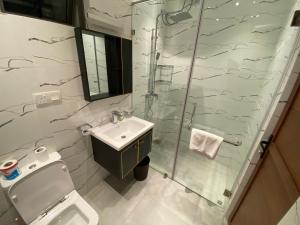 y baño con ducha, lavabo y aseo. en Marine Breeze Residencies en Colombo