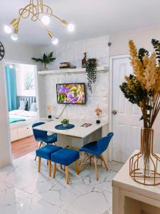 TV a/nebo společenská místnost v ubytování Ann's Condo "2bedroom"