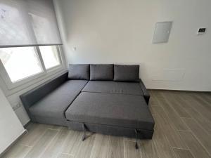 een groot bed in een kamer met een raam bij Apartamentos BEACHYDAYS Metrópolis A in Torremolinos