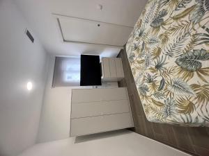een kamer met een tv in de hoek van een kamer bij Apartamentos BEACHYDAYS Metrópolis A in Torremolinos