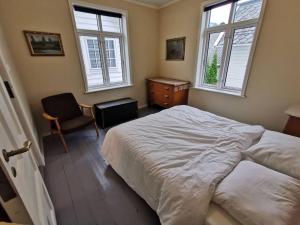 מיטה או מיטות בחדר ב-Sjarmerande hus i Eidsgata