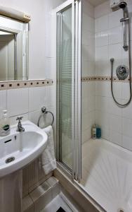 Kúpeľňa v ubytovaní 2 Bed Apartment in Leafy Sandymount Dublin 4