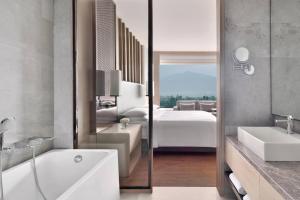 Letto o letti in una camera di Kathmandu Marriott Hotel