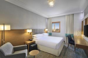 Postel nebo postele na pokoji v ubytování Four Points by Sheraton Makkah Al Naseem