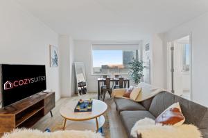 un soggiorno con divano e TV di 2BR 3BA Condo On The Boardwalk CozySuites ad Atlantic City