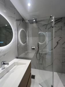 uma casa de banho com um chuveiro, um lavatório e uma banheira em Sea View Bellamare next Palais Festival em Cannes