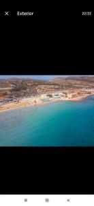 widok na plażę z oceanem w obiekcie Luxury Waterfront Apartment w mieście Mellieħa