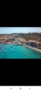 grupa łodzi w dużym zbiorniku wody w obiekcie Luxury Waterfront Apartment w mieście Mellieħa