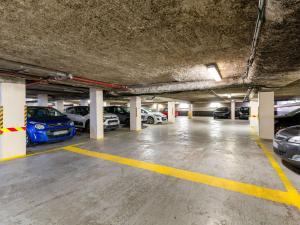 een parkeergarage met auto's erin bij ibis Lyon Gare Part Dieu in Lyon