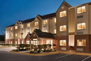 un gran edificio de apartamentos con aparcamiento en Microtel Inn & Suites by Wyndham Culpeper en Culpeper