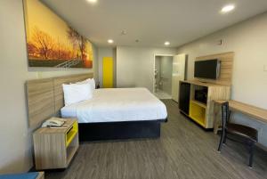 Tempat tidur dalam kamar di Days Inn by Wyndham Seaworld Lackland AFB