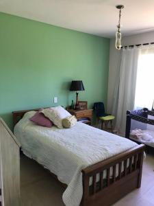 1 dormitorio con cama, mesa y ventana en Villa Anita, casa con estilo en Luján de Cuyo