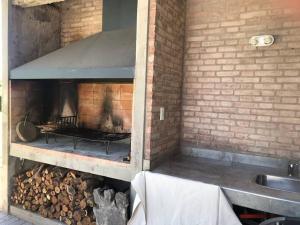 cocina con horno y chimenea en Villa Anita, casa con estilo en Luján de Cuyo
