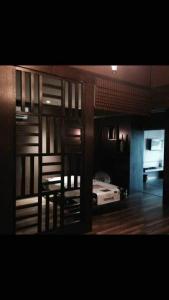 怡保的住宿－奇蹟套房公寓，带双层床的客房和带精灵机的客房