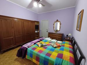 sypialnia z kolorowym łóżkiem i lustrem w obiekcie HOTEL OFFRE THE BULL STADIUM w Turynie