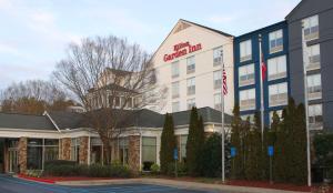 een weergave van de voorkant van de koraalherberg van het hotel bij Hilton Garden Inn Atlanta Northpoint in Alpharetta