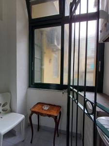mały stolik w pokoju z oknem w obiekcie HOTEL OFFRE THE BULL STADIUM w Turynie