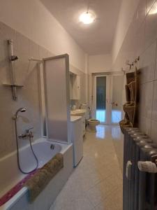 łazienka z wanną, toaletą i umywalką w obiekcie HOTEL OFFRE THE BULL STADIUM w Turynie